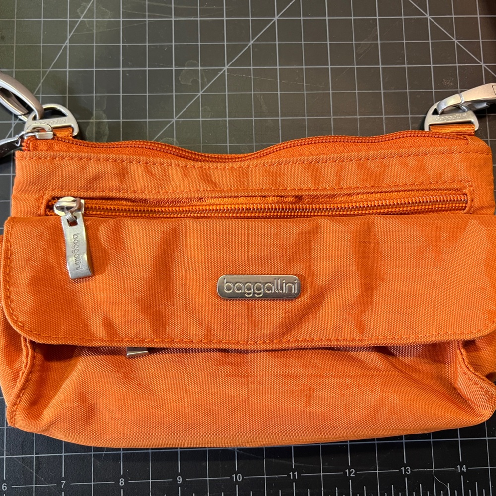 VGUC Baggallini purse w/ adjustable strap